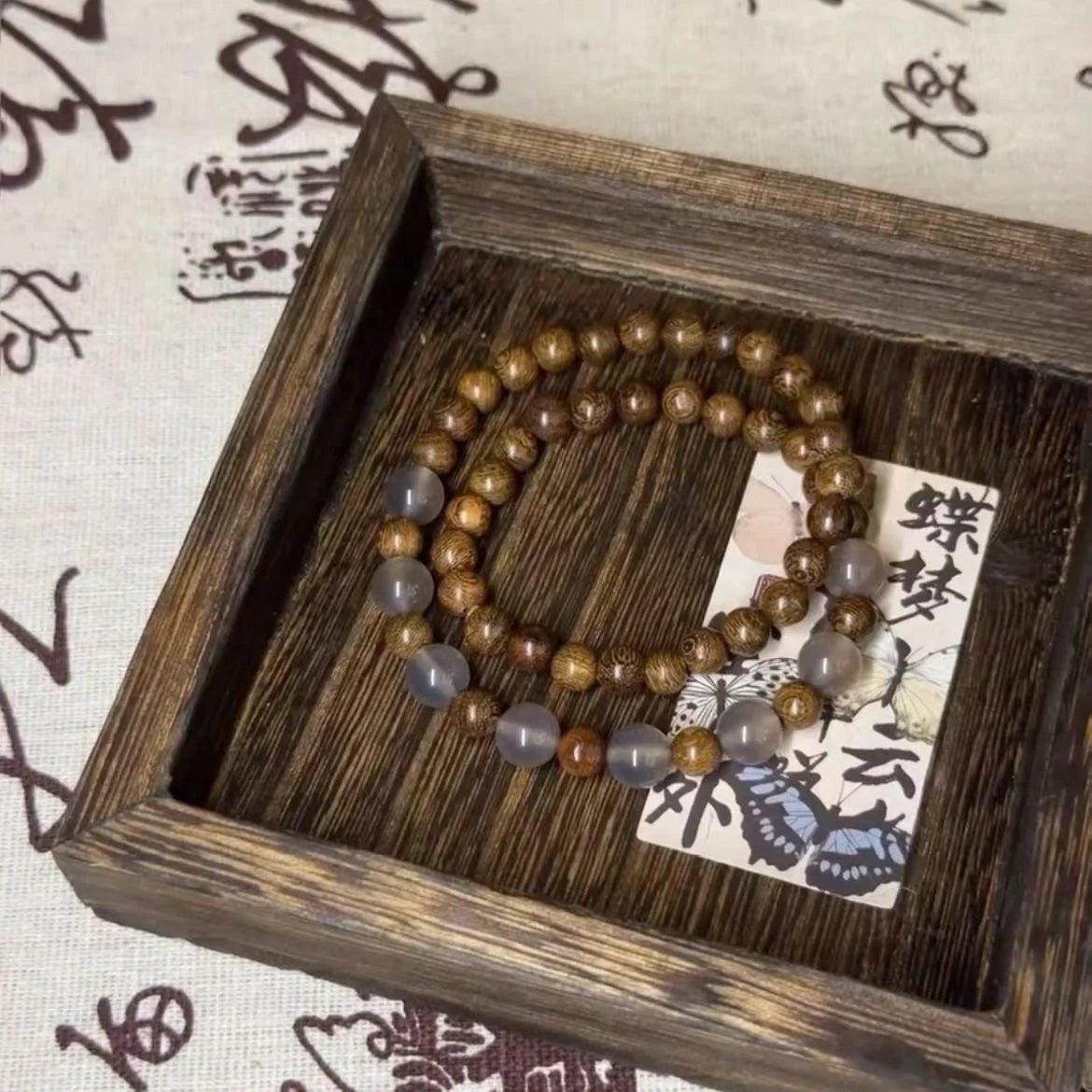 Fashionable and simple multi-layer bracelet suitable for enthusiasts who like to play with accessories and for everyday wear