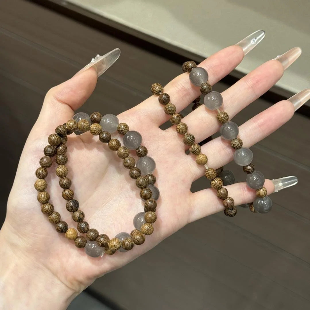Fashionable and simple multi-layer bracelet suitable for enthusiasts who like to play with accessories and for everyday wear